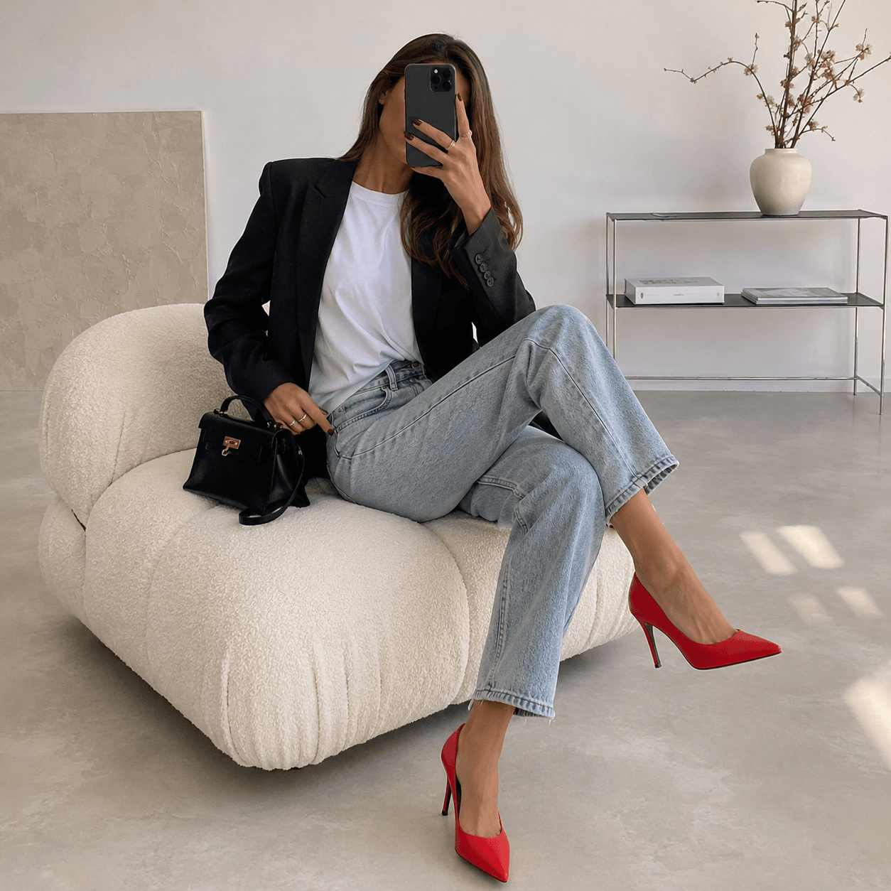 Zora Pumps – LiBEAU Damen trägt rote Leder High Heel Pumps, leidenschaftlicher klassischer Editorial Look | LiBEAU