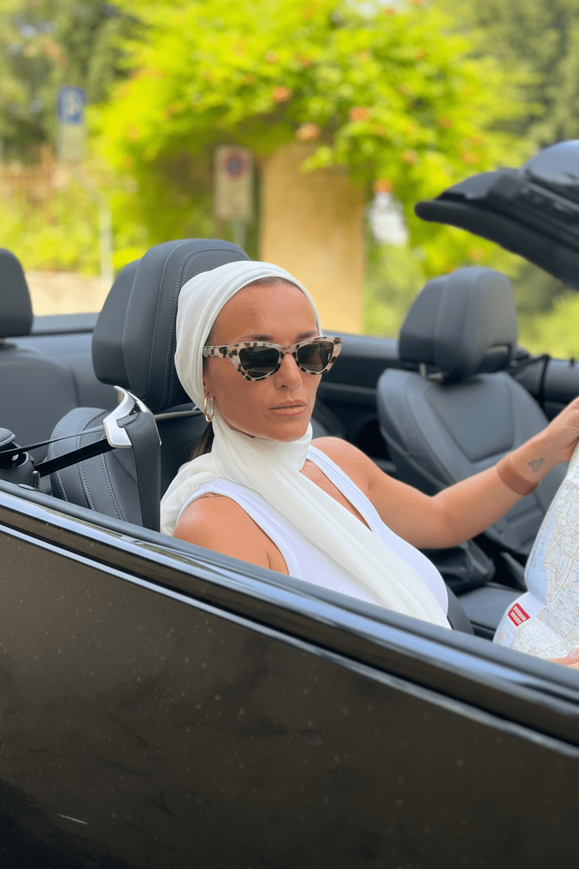 Frau im Auto mit Modebrille in Leopard Optik