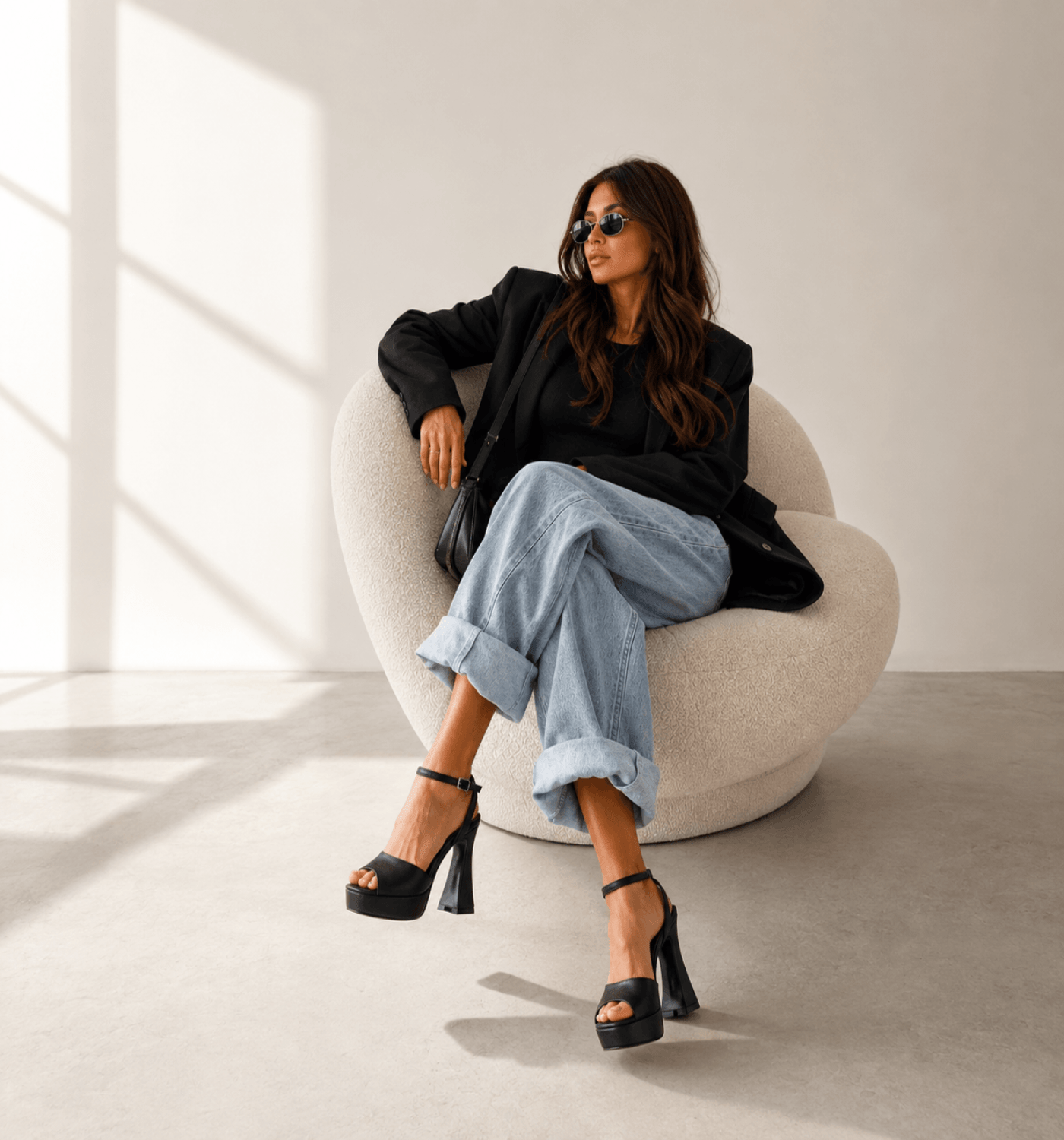 Noir Sandals Schwarz – Model trägt schwarze Satin Plateau Sandaletten, Ganzkörper | LiBEAU
