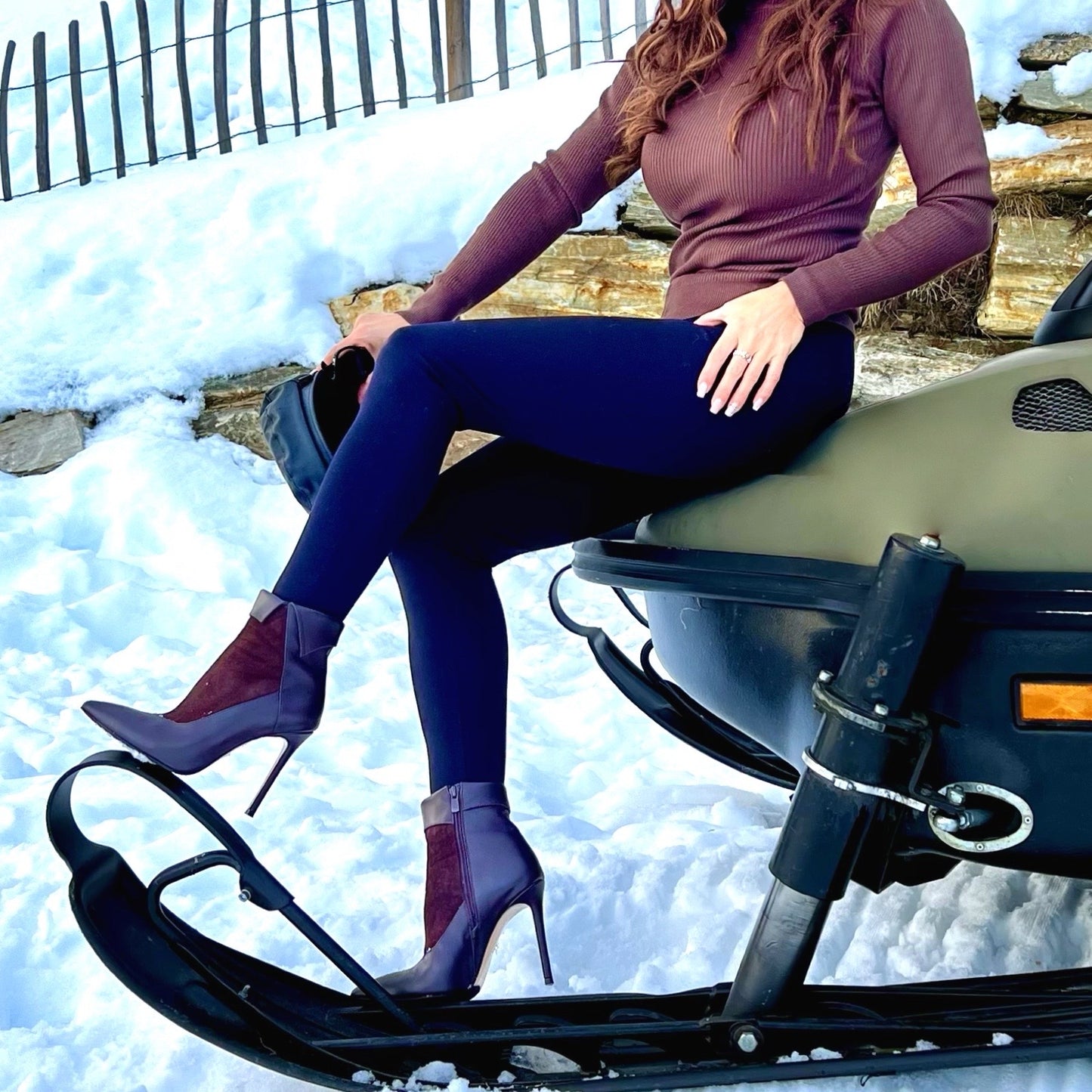 Autumn Stiefeletten – LiBEAU Damen trägt Dunkelbraun Leder Ankle Boots zu Jeans auf Schneemobil, kraftvoller verführerischer Winter Editorial Look | LiBEAU
