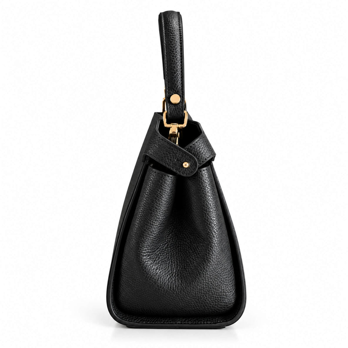 Bag Sora in Schwarz von der Seite mit kurzem Griff und gefalteten Seitenteilen
