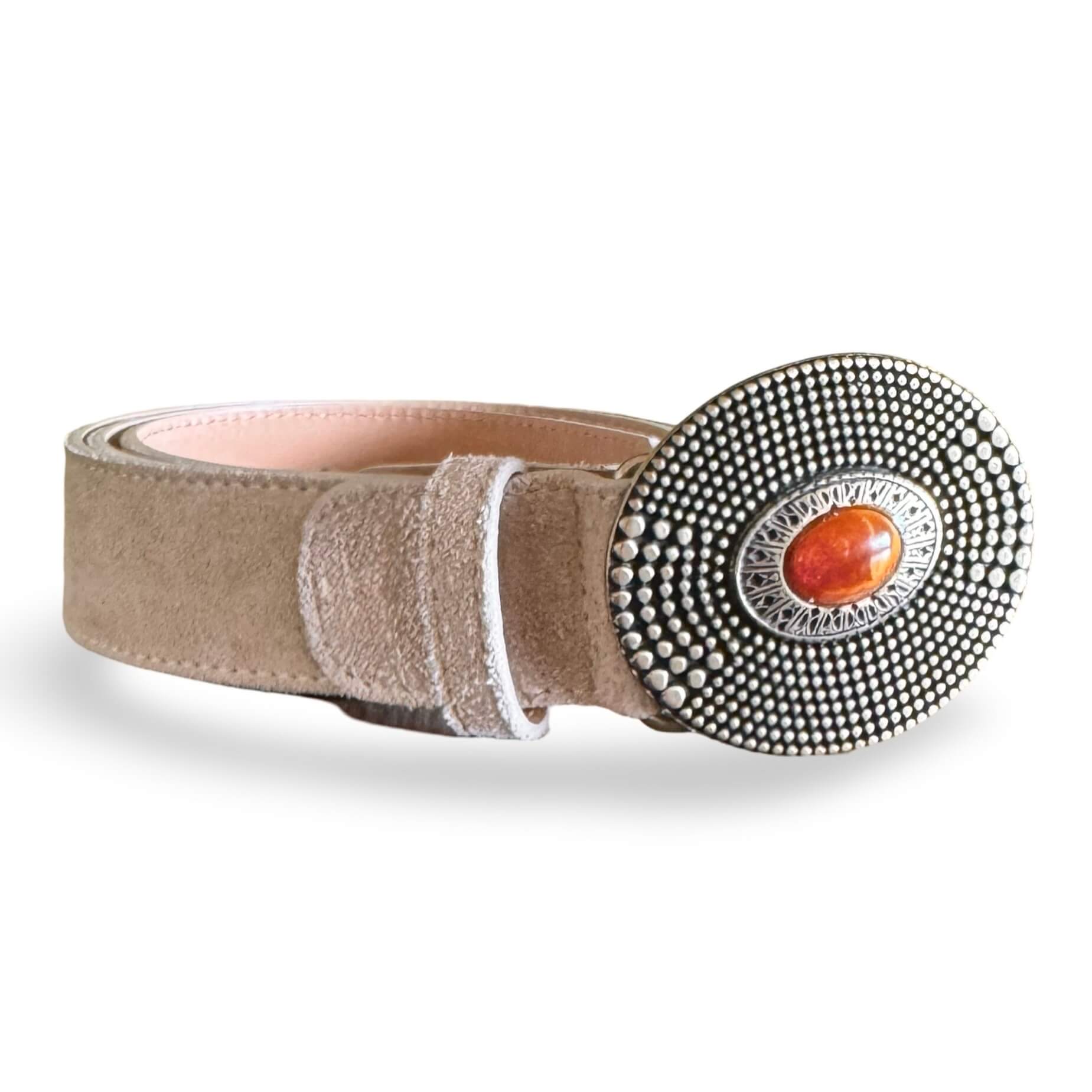 Aura – Wildleder Gürtel Detailansicht Metallschnalle & Leder | LiBEAU
