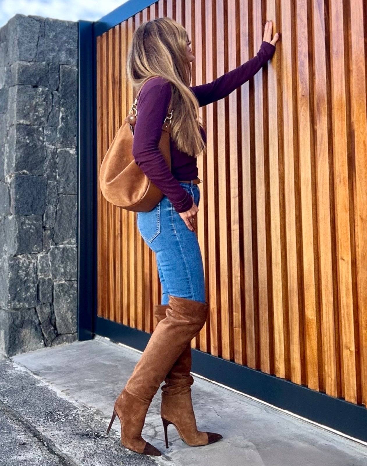 Bernie Boots – LiBEAU Damen trägt Cognac Suede Overknee Stiefel zu Jeans, lässiger verführerischer Statement Look | LiBEAU
