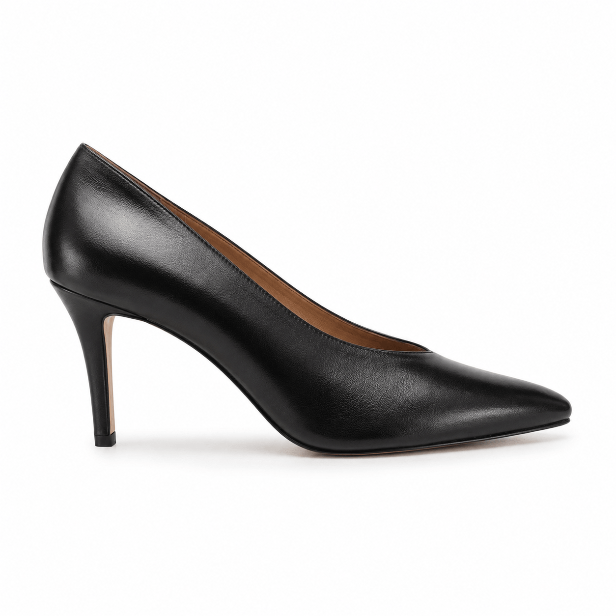 Bianca Pumps Schwarz – Frontansicht, schwarze Leder Pumps mit spitzer Zehenpartie | LiBEAU

