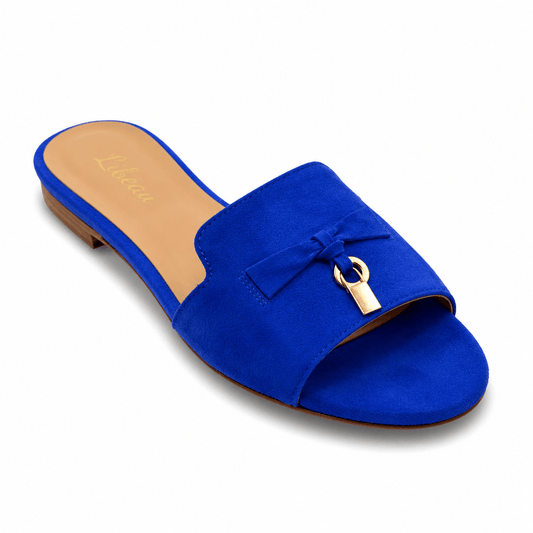 Blue Orchid Slipper – LiBEAU Damen Wildleder-Slipper in Royalblau mit silberner Dekorschnalle, Produktansicht | LiBEAU

