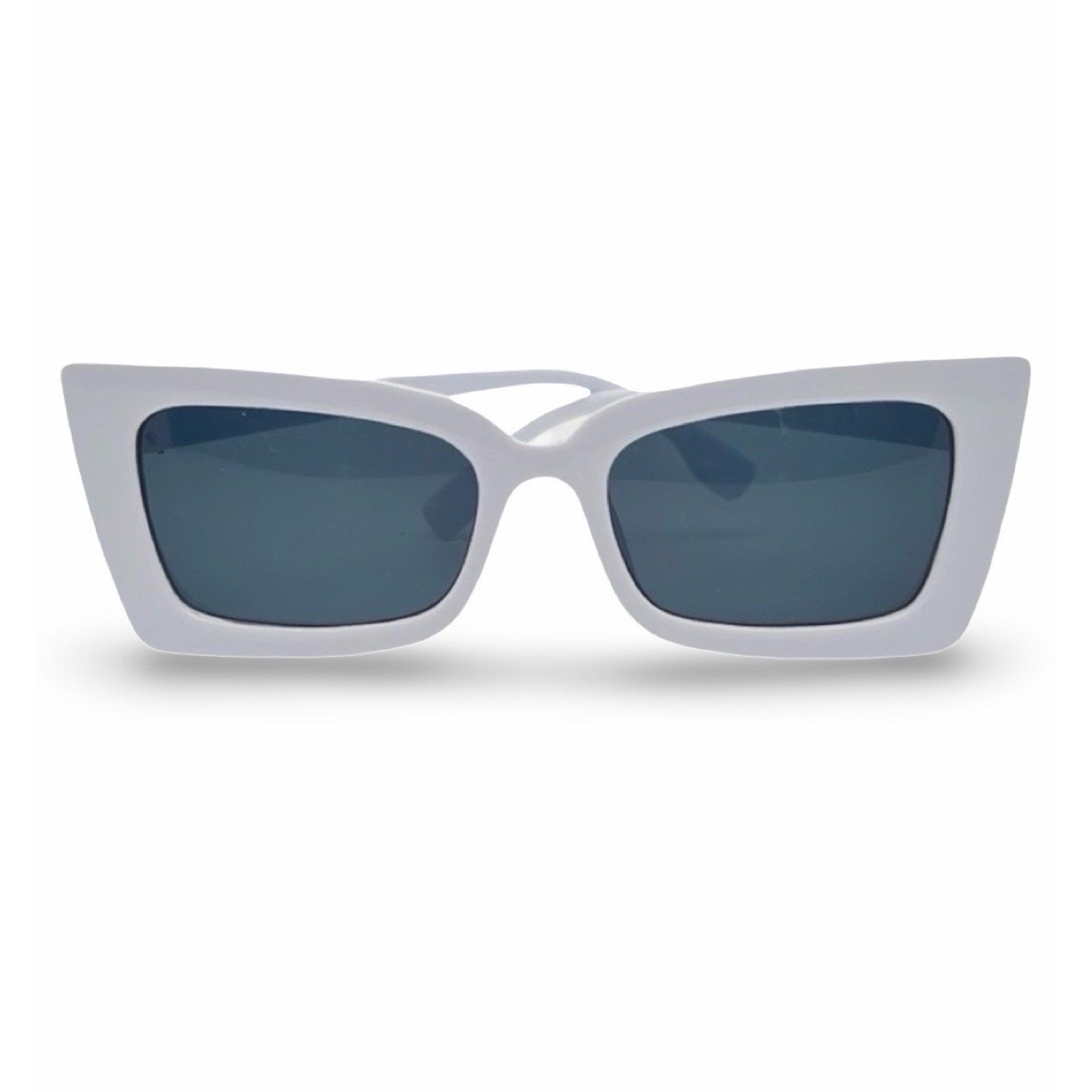 Modebrille Weiß Eckig – LiBEAU Damen Sonnenbrille breiter weißer Eckrahmen mit leicht angehobenen Ecken und dunkelgrauen Gläsern, Produktansicht | LiBEAU
