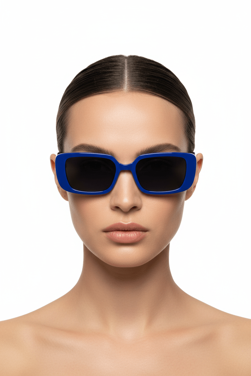 Modebrille Royalblau – LiBEAU Damen trägt royalblaue Rechteck-Sonnenbrille, Bold Editorial Look | LiBEAU
