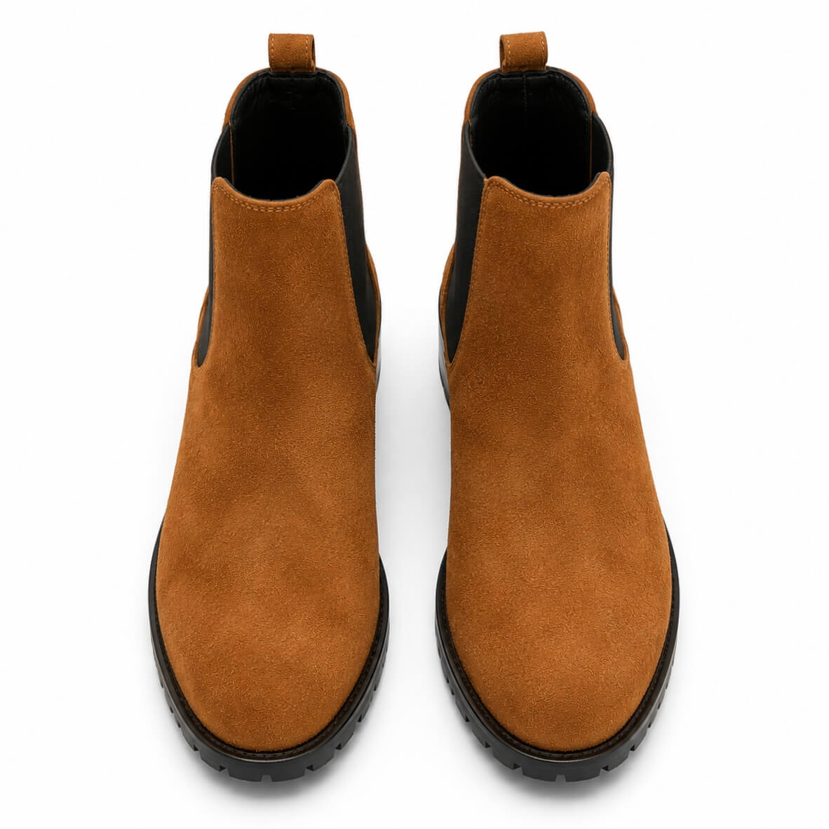 Chelsea Caramel Boots – LiBEAU Damen Chelsea Boots Braun Cognac Wildleder Paar, schwarzes Elastikband und Zuglasche, Draufsicht | LiBEAU
