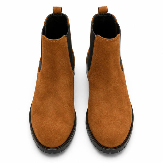 Chelsea Caramel Boots – LiBEAU Damen Chelsea Boots Braun Cognac Wildleder Paar, schwarzes Elastikband und Zuglasche, Draufsicht | LiBEAU
