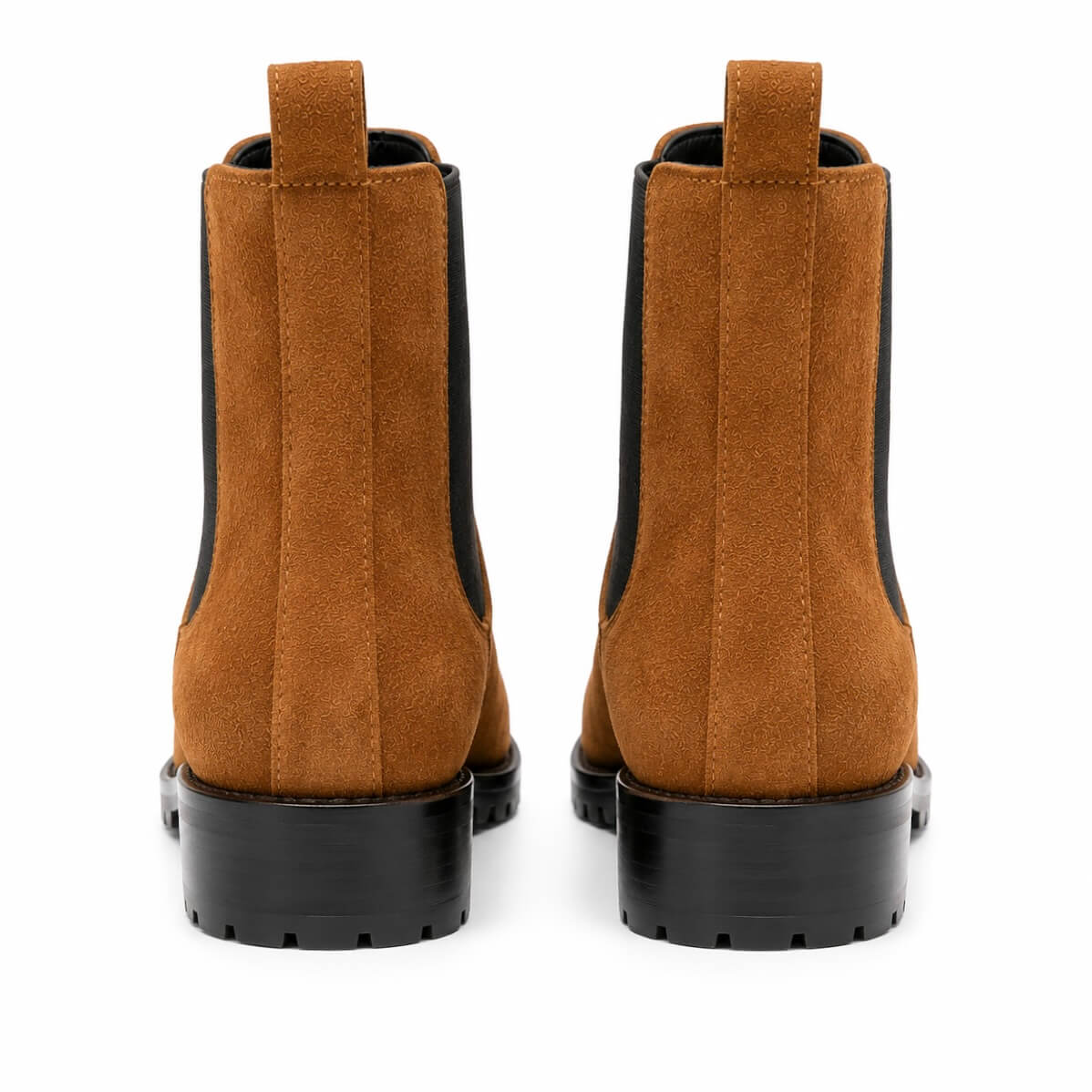 Chelsea Caramel Boots – LiBEAU Detailansicht Rückansicht Braun Cognac Wildleder Chelsea Boots Paar, Zuglasche und schwarze Profilsohle | LiBEAU
