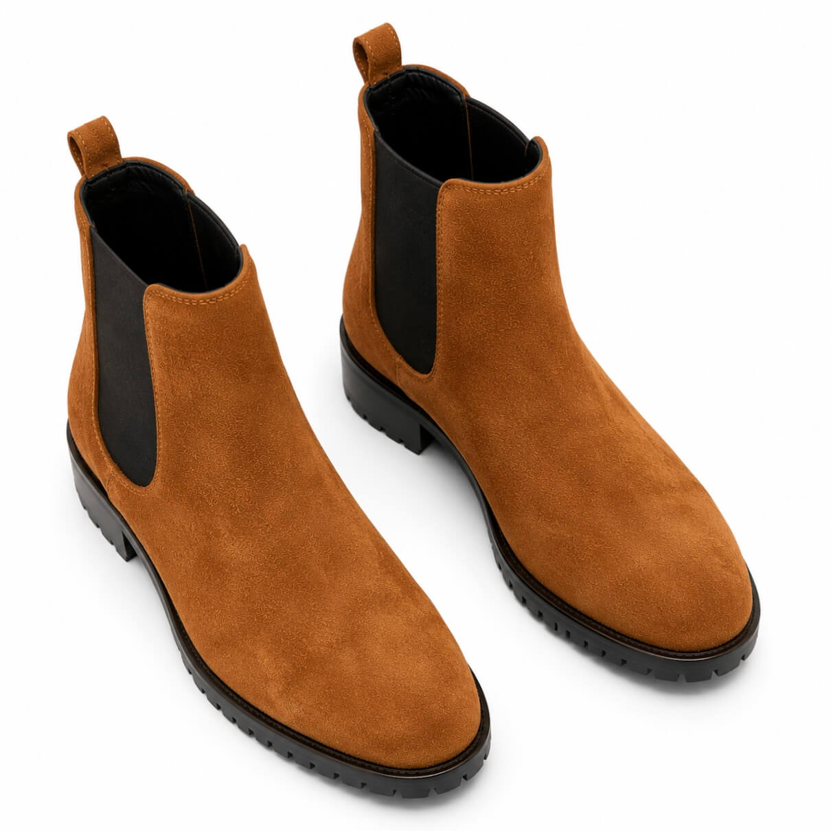 Chelsea Caramel Boots – LiBEAU Braun Cognac Wildleder Chelsea Boots Paar, schwarzes Elastikband und Profilsohle, schräge Frontansicht | LiBEAU
