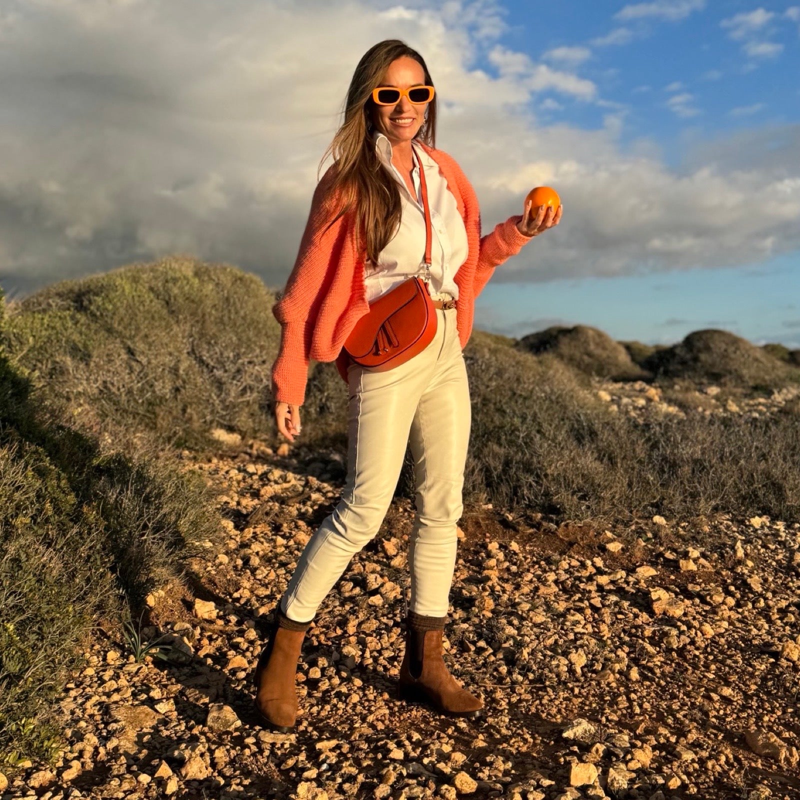 Chelsea Caramel Boots – LiBEAU Damen trägt Braun Cognac Wildleder Chelsea Boots zu weißen Jeans und Lachs-Cardigan auf Mallorca, fröhlicher abenteuerlicher Sommer Editorial Look | LiBEAU
