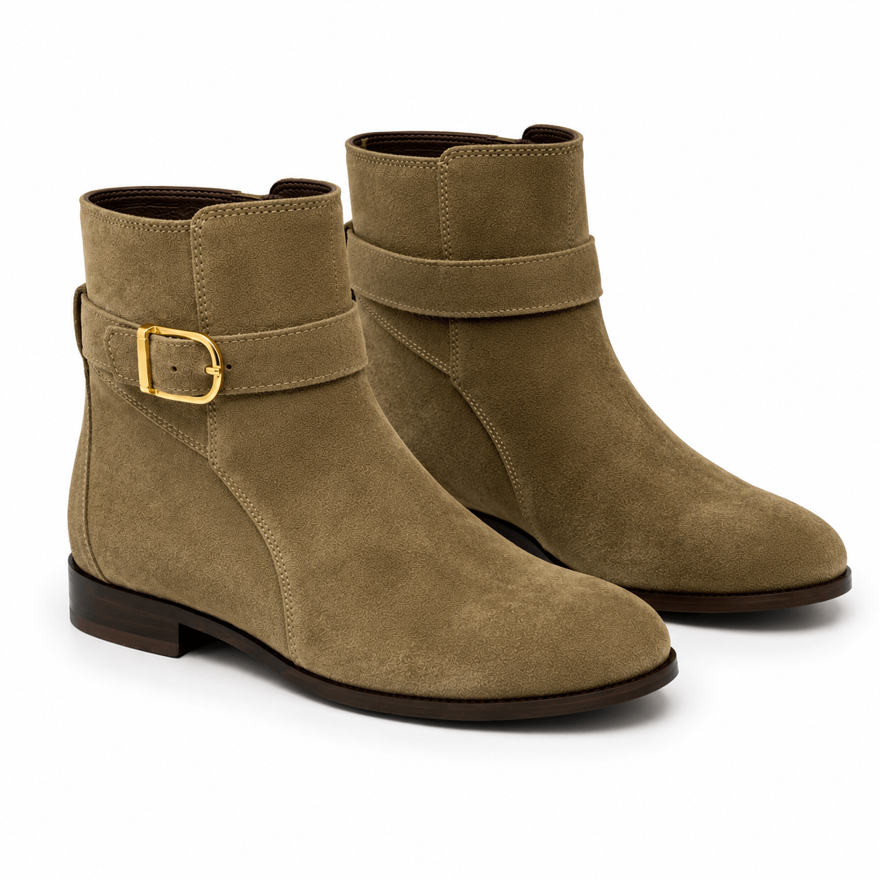 Chelsea Khaki Boots – LiBEAU Khaki Wildleder Chelsea Boots Paar, goldfarbene Dekoschnalle und seitlicher Reißverschluss, schräge Frontansicht | LiBEAU
