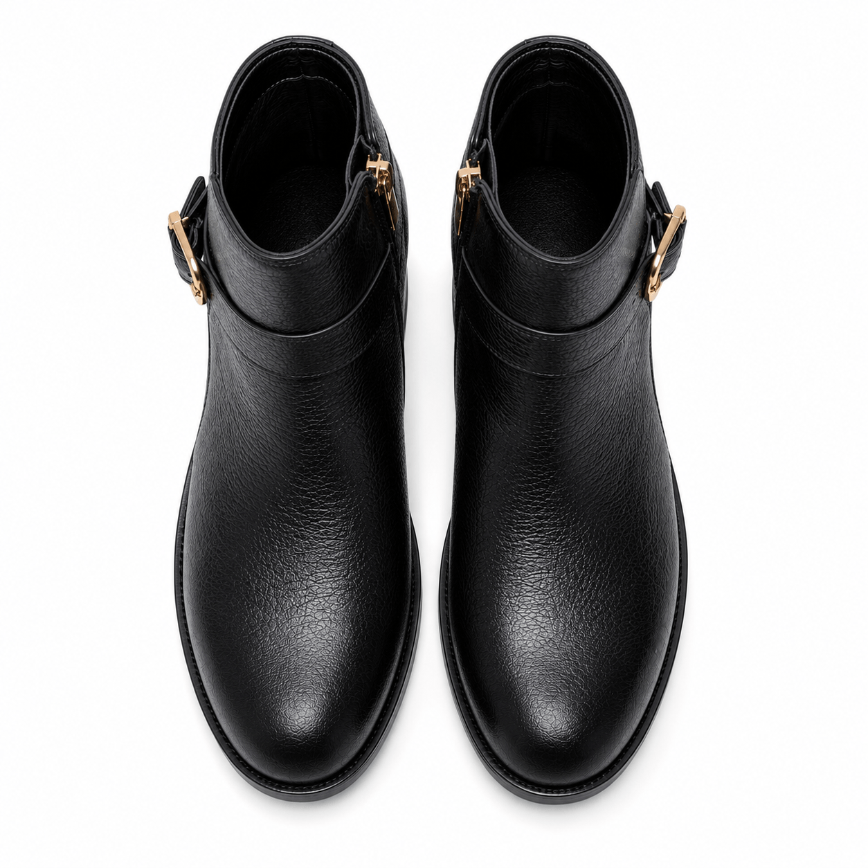 Chelsea Nero Boots – LiBEAU Schwarze Leder Chelsea Boots Paar Draufsicht, goldfarbene Dekoschnalle und seitlicher Reißverschluss, Detailansicht | LiBEAU
