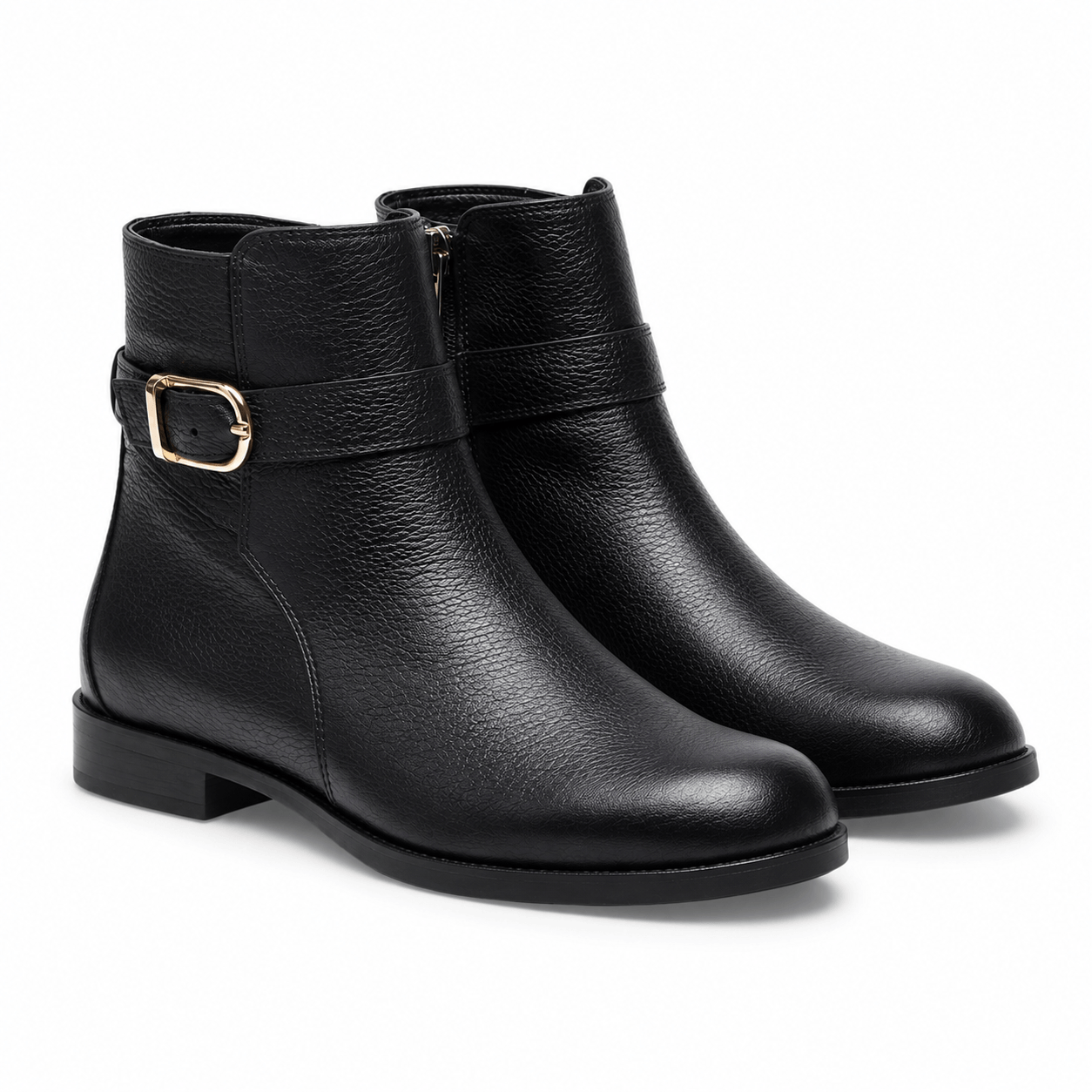 Chelsea Nero Boots – LiBEAU Schwarze Leder Chelsea Boots Paar, goldfarbene Dekoschnalle und seitlicher Reißverschluss, schräge Frontansicht | LiBEAU
