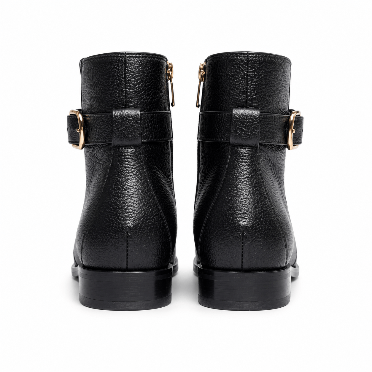 Chelsea Nero Boots – LiBEAU Detailansicht Rückansicht Schwarze Leder Chelsea Boots Paar, seitlicher Goldreißverschluss und goldfarbene Dekoschnalle | LiBEAU
