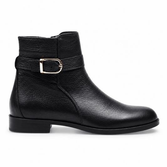 Chelsea Nero Boots – LiBEAU Damen Chelsea Boots Schwarz Leder, seitlicher Reißverschluss und goldfarbene Dekoschnalle, flacher Absatz, Seitenansicht | LiBEAU
