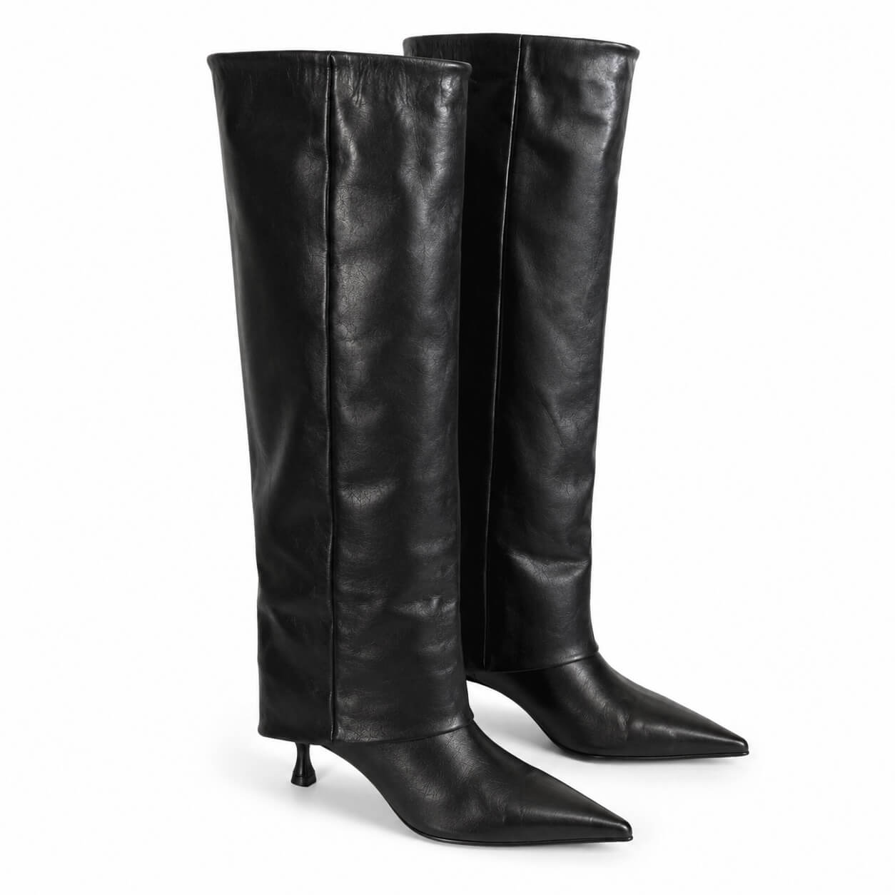 Chloe Boots – LiBEAU Schwarze Leder Kniestiefel Paar, weicher hoher Schaft 14 cm, spitze Zehenpartie und 5 cm Kitten-Heel, schräge Frontansicht | LiBEAU
