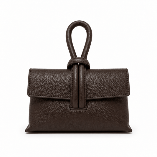Clutch Michelle Choco – Dunkelbraune Leder Clutch mit Knoten-Detail und Loop-Griff, Frontansicht, weißer Hintergrund
