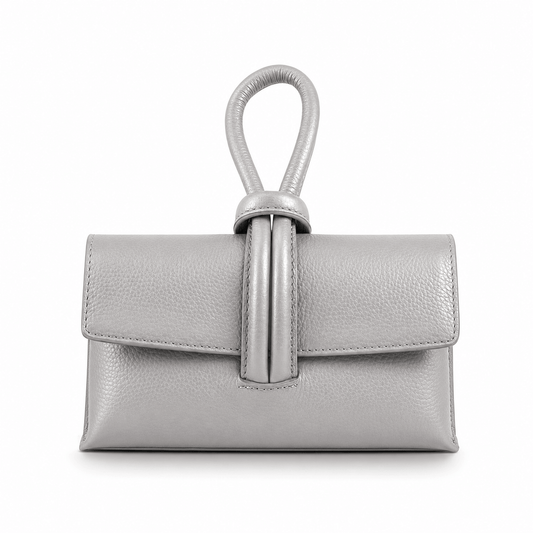 Clutch Michelle Gris – Graue Leder Clutch mit Knoten-Detail und Loop-Griff, Frontansicht, weißer Hintergrund

