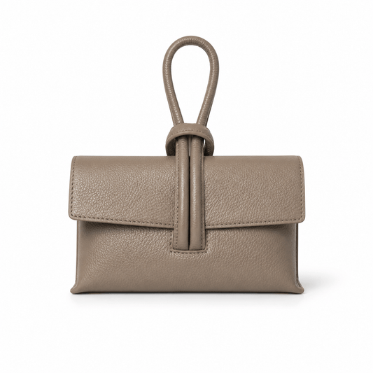 Clutch Michelle Taupe – Taupe Leder Clutch mit Knoten-Detail und Loop-Griff, Frontansicht, weißer Hintergrund
