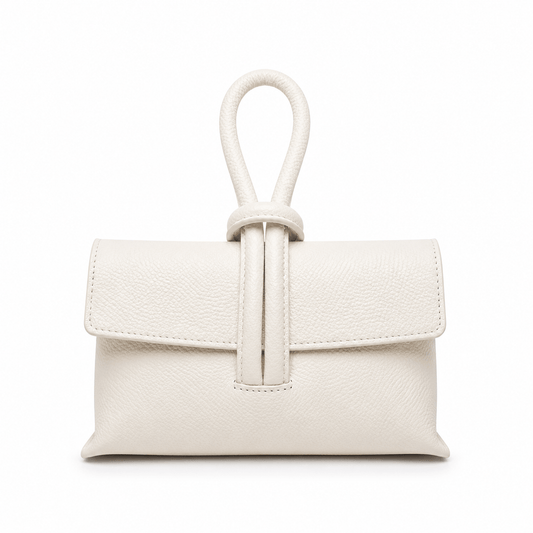 Clutch Michelle White – Weiße Leder Clutch mit Knoten-Detail und Loop-Griff, Frontansicht ohne Riemen, weißer Hintergrund
