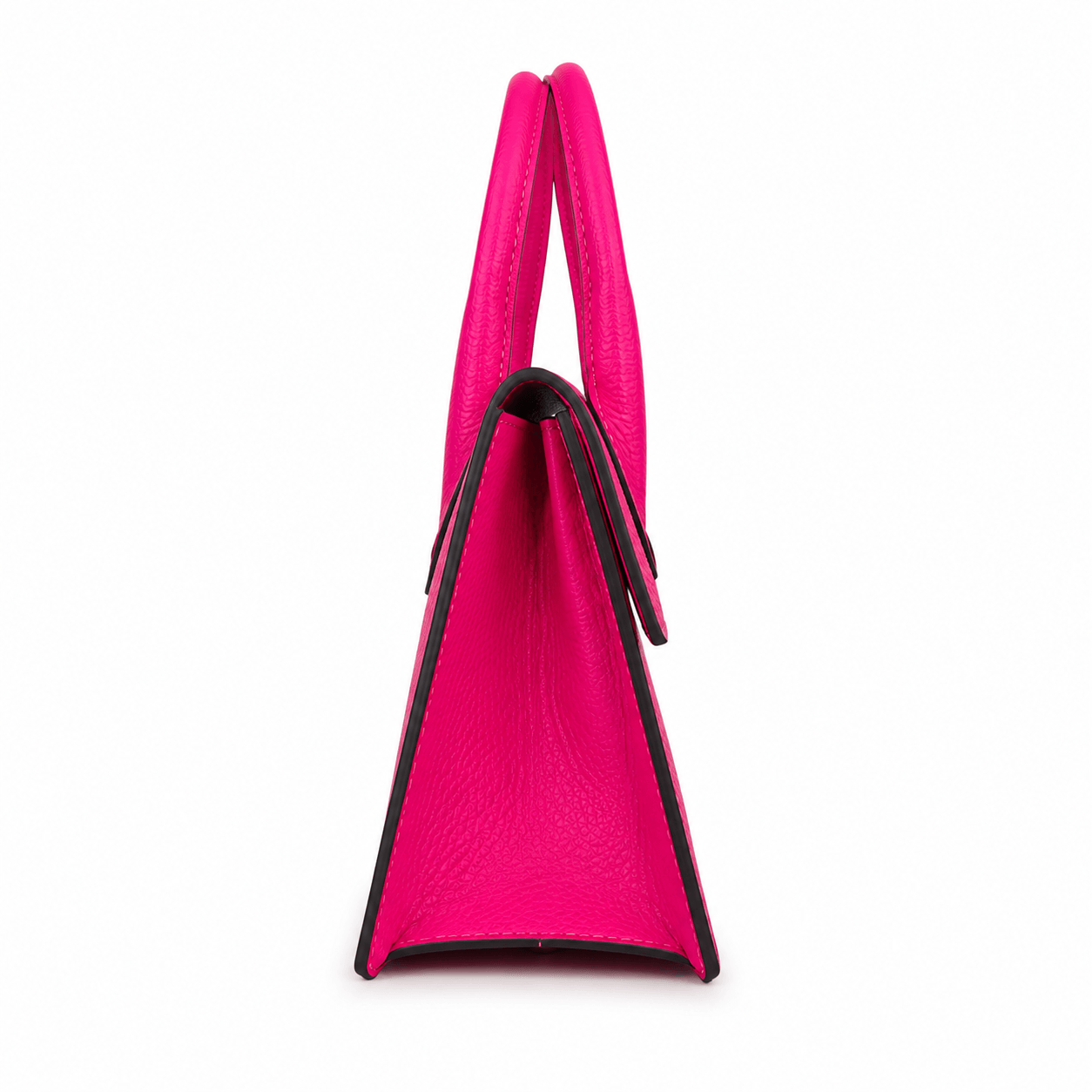 Clutch Viola – LiBEAU Detailansicht Seitenansicht Fuchsia Leder Clutch, trapezförmige Silhouette mit schwarzer Kontrastkante und strukturiertem Leder | LiBEAU
