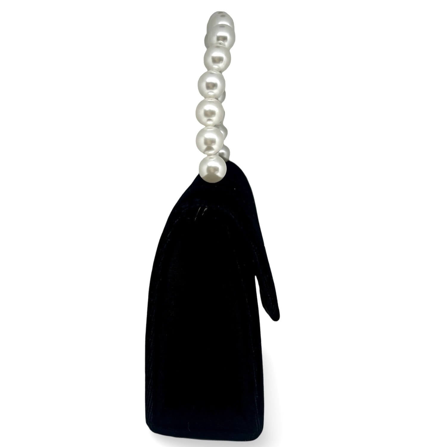 Clutch Naya – Schwarze Samt Abendtasche, Detailansicht Perlengriff und Metallverschluss | LiBEAU
