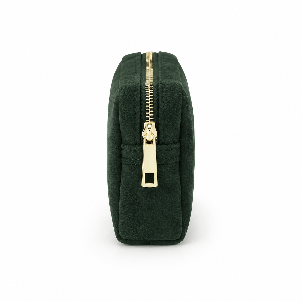 Cosmetic Bag Verde – LiBEAU Detailansicht Seitenansicht dunkelgrüne Samtvelours-Kosmetiktasche mit goldenem Reißverschluss-Schieber und strukturierter Naht | LiBEAU
