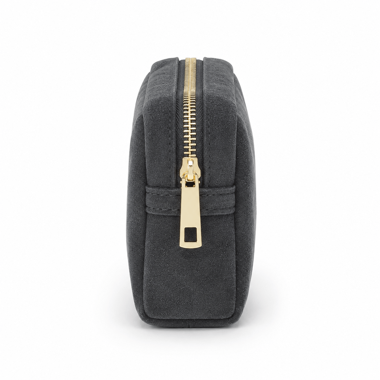 Cosmetic Bag Anthrazit – LiBEAU Detailansicht Seitenansicht anthrazitfarbene Wildleder-Kosmetiktasche mit goldenem Reißverschluss-Schieber und strukturierter Naht | LiBEAU
