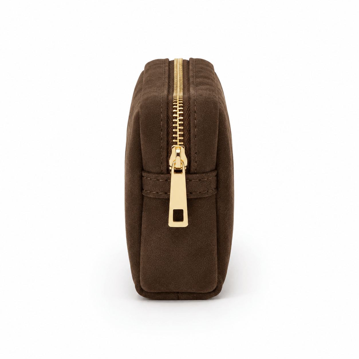 Cosmetic Bag Chocolat – LiBEAU Detailansicht Seitenansicht dunkelbraune Wildleder-Kosmetiktasche mit goldenem Reißverschluss-Schieber und strukturierter Naht | LiBEAU
