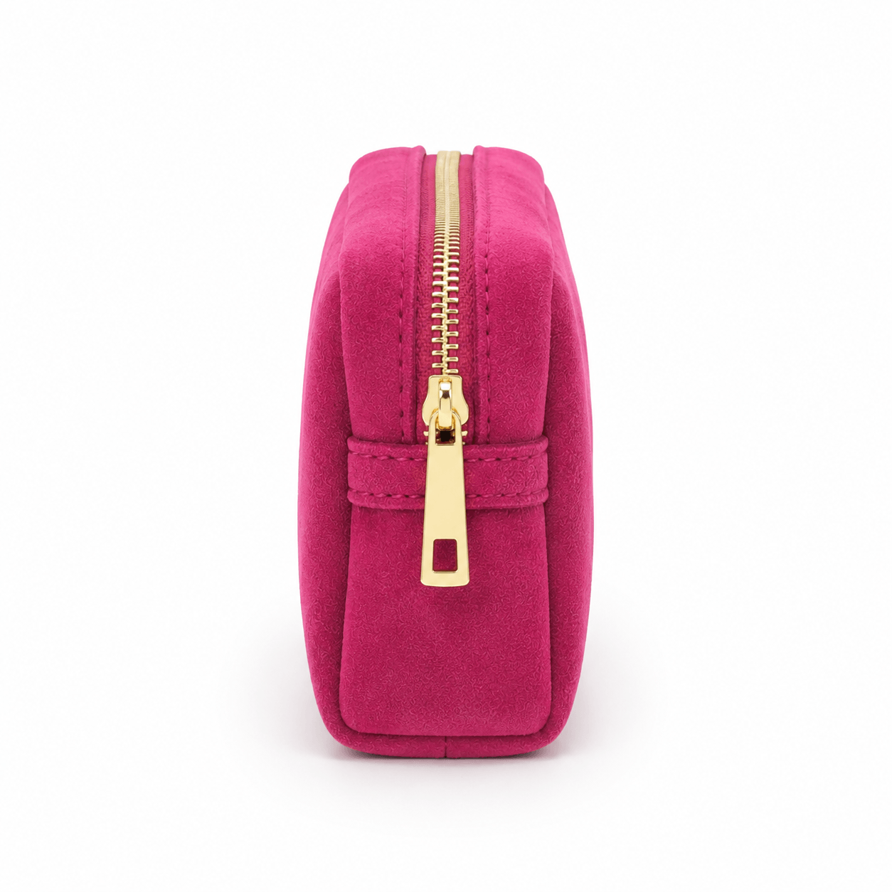 Cosmetic Bag Fuchsia – LiBEAU Detailansicht Seitenansicht fuchsiafarbene Wildleder-Kosmetiktasche mit goldenem Reißverschluss-Schieber und strukturierter Naht | LiBEAU
