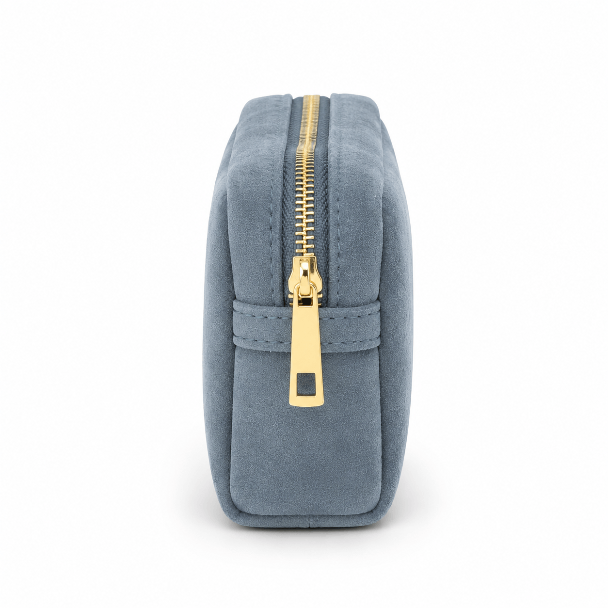 Cosmetic Bag Grisblue – LiBEAU Detailansicht Seitenansicht graublau Wildleder-Kosmetiktasche mit goldenem Reißverschluss-Schieber und strukturierter Naht | LiBEAU
