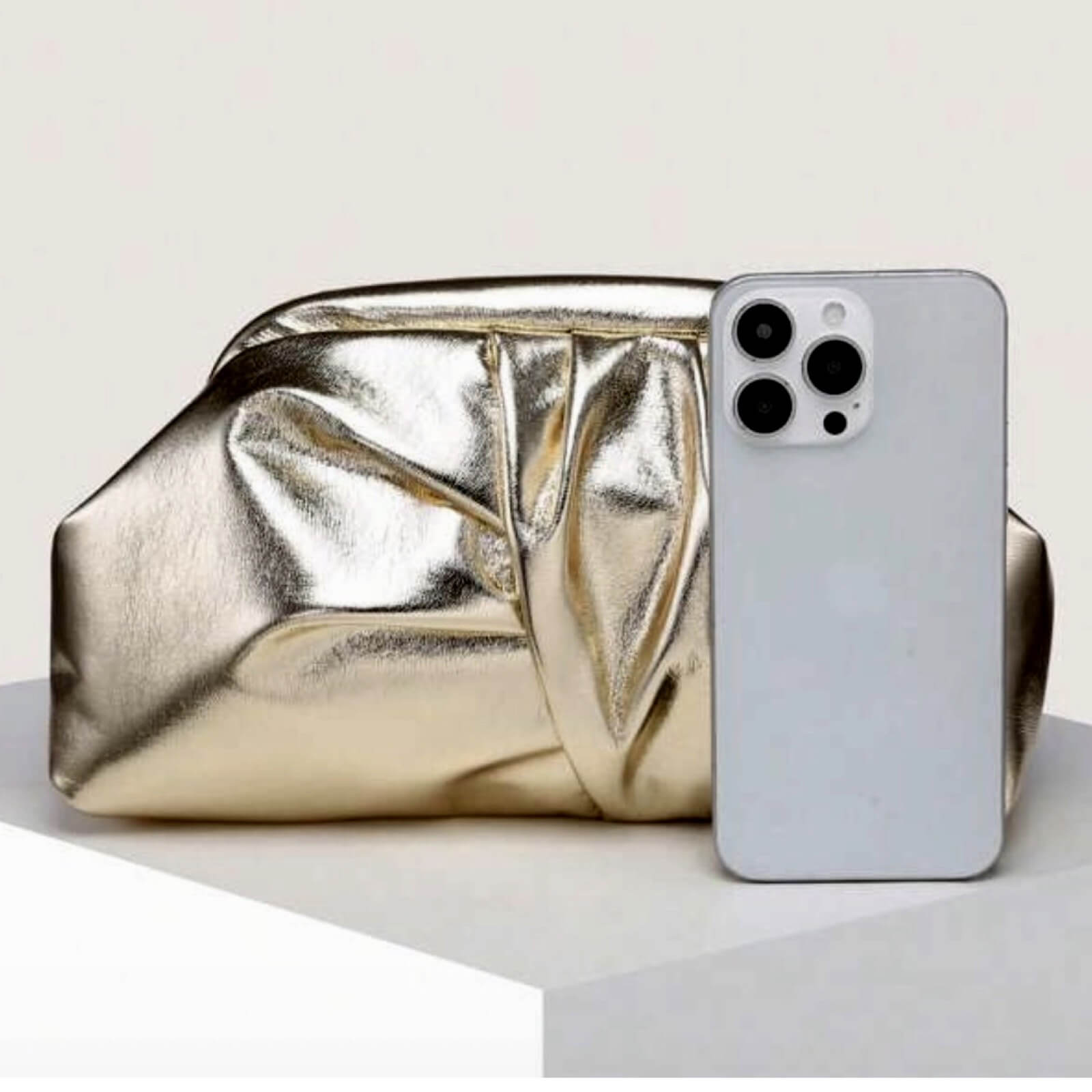 Clutch Goldy – Gold Metallic Clutch, Rückansicht mit Goldkette | LiBEAU

