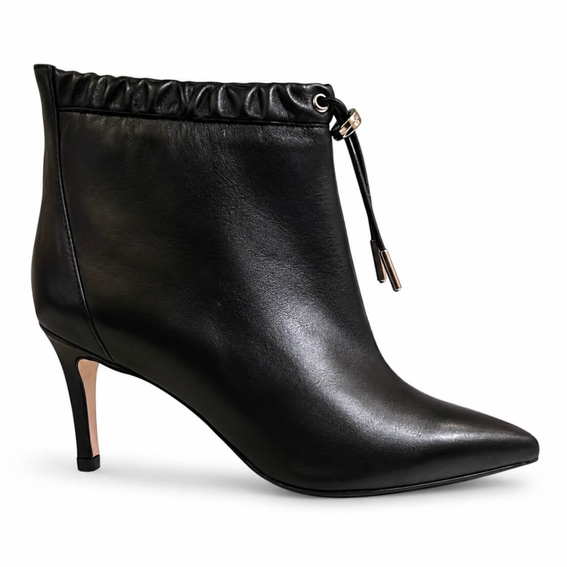 Darling Stiefeletten – LiBEAU Damen Ankle Boots in Schwarz aus Leder, geraffter Schaft mit Zugband-Detail, Frontansicht | LiBEAU
