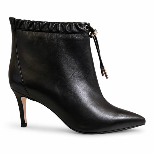 Darling Stiefeletten – LiBEAU Damen Ankle Boots in Schwarz aus Leder, geraffter Schaft mit Zugband-Detail, Frontansicht | LiBEAU

