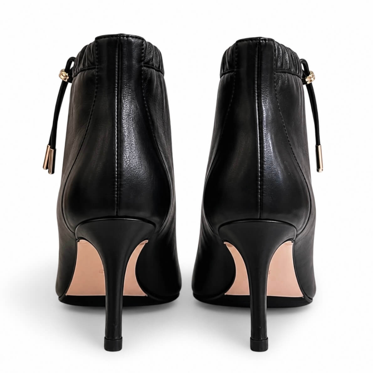Darling Stiefeletten – LiBEAU Detailansicht 6 cm Stiletto-Absatz Schwarz Leder, spitze Zehenpartie Darling Stiefeletten | LiBEAU
