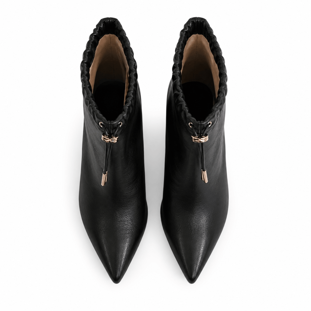 Darling Stiefeletten – LiBEAU Detailansicht geraffter Schaft mit Zugband und silbernen Metallenden, schwarzes Leder | LiBEAU
