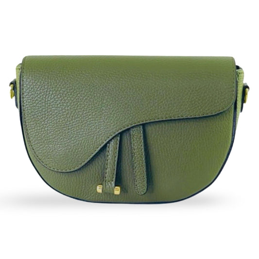 Handbag Dion Khaki – LiBEAU Damen Umhängetasche Khaki Olivgrün genarbtes Leder, asymmetrische Klappe mit Lederriemen-Detail und Goldnieten, Schulterriemen, Frontansicht | LiBEAU
