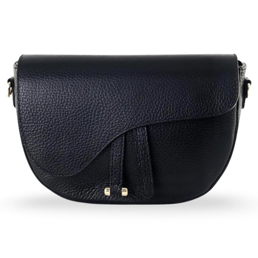 Handbag Dion Nero – LiBEAU Damen Umhängetasche Schwarz genarbtes Leder, asymmetrische Klappe mit Lederriemen-Detail und Goldnieten, Frontansicht | LiBEAU
