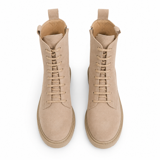 Dusty Rusty Boots – LiBEAU Damen Ankle Boots in Sand aus Wildleder mit Schnürung und Seitenreißverschluss, Frontansicht | LiBEAU
