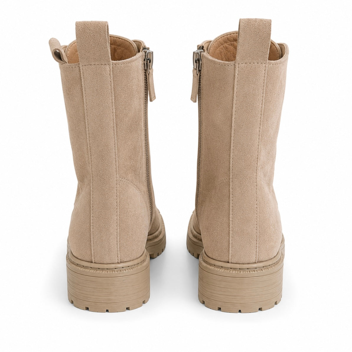 Dusty Rusty Boots – LiBEAU Detailansicht Schnürung und Wildleder-Textur in Sand/Beige, lässige Ankle Boots | LiBEAU
