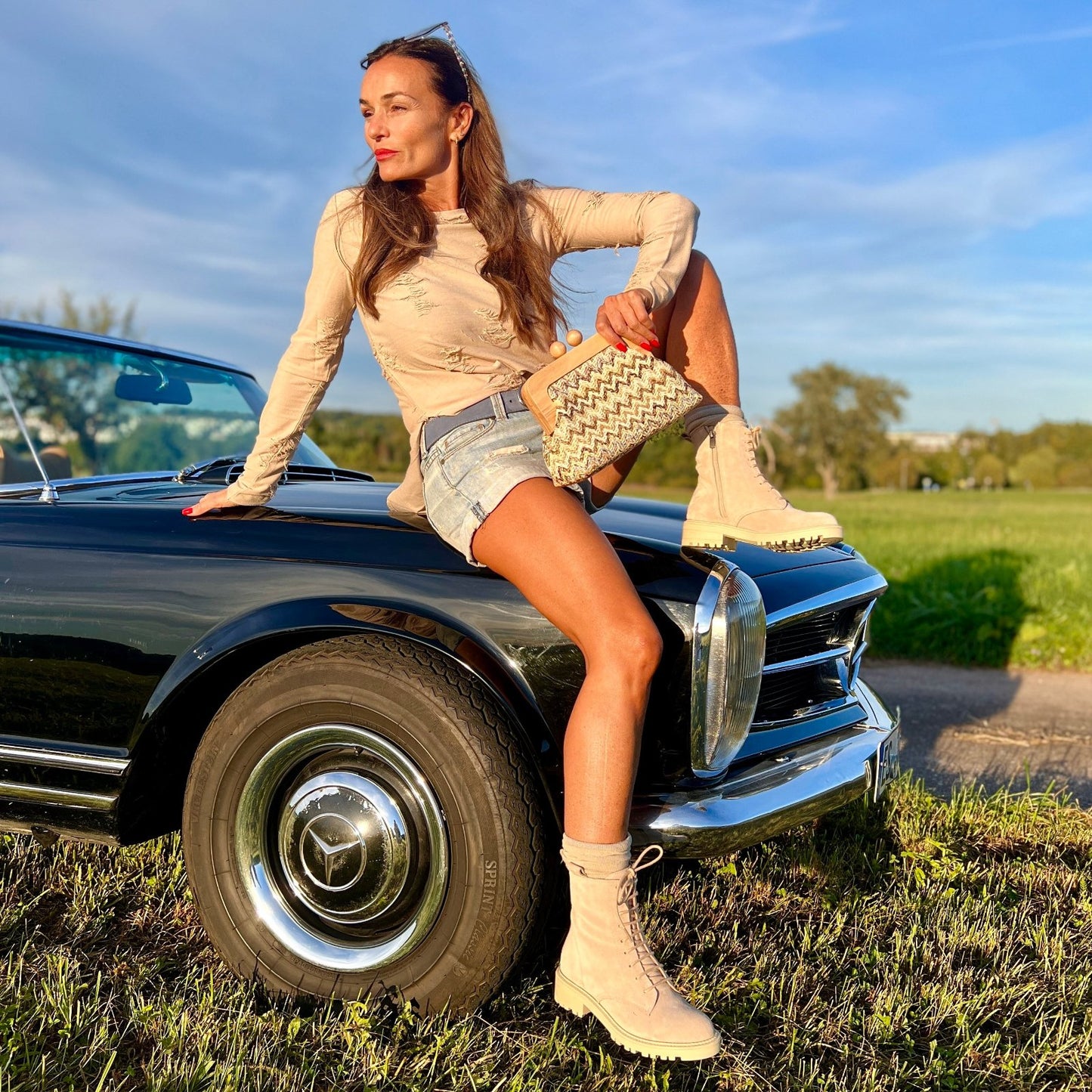 Dusty Rusty Boots – LiBEAU Damen trägt Sand Wildleder Schnürstiefeletten zu Shorts, entspannter femininer Sommer-Look | LiBEAU
