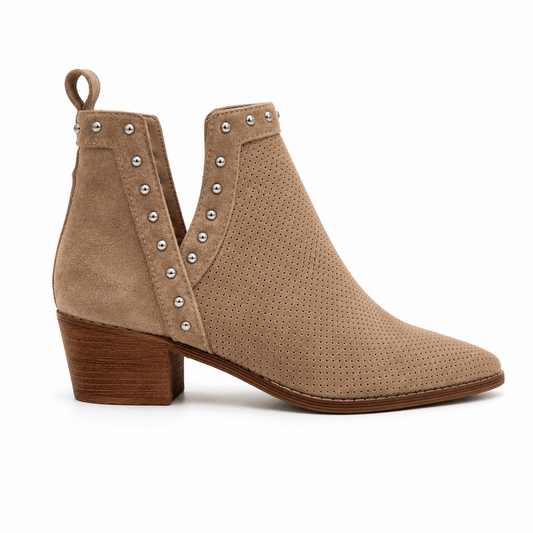 Elora Boots Beige – Seitenansicht, perforiertes Wildlederimitat mit Nieten & Cut-Out | LiBEAU
