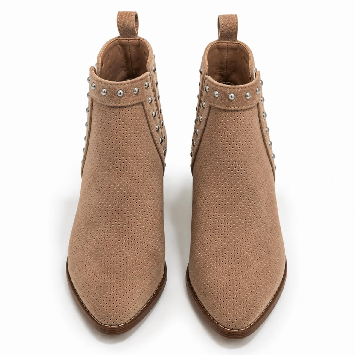 Elora Boots Beige – Frontansicht, spitze Zehenpartie & silberne Nieten-Details | LiBEAU
