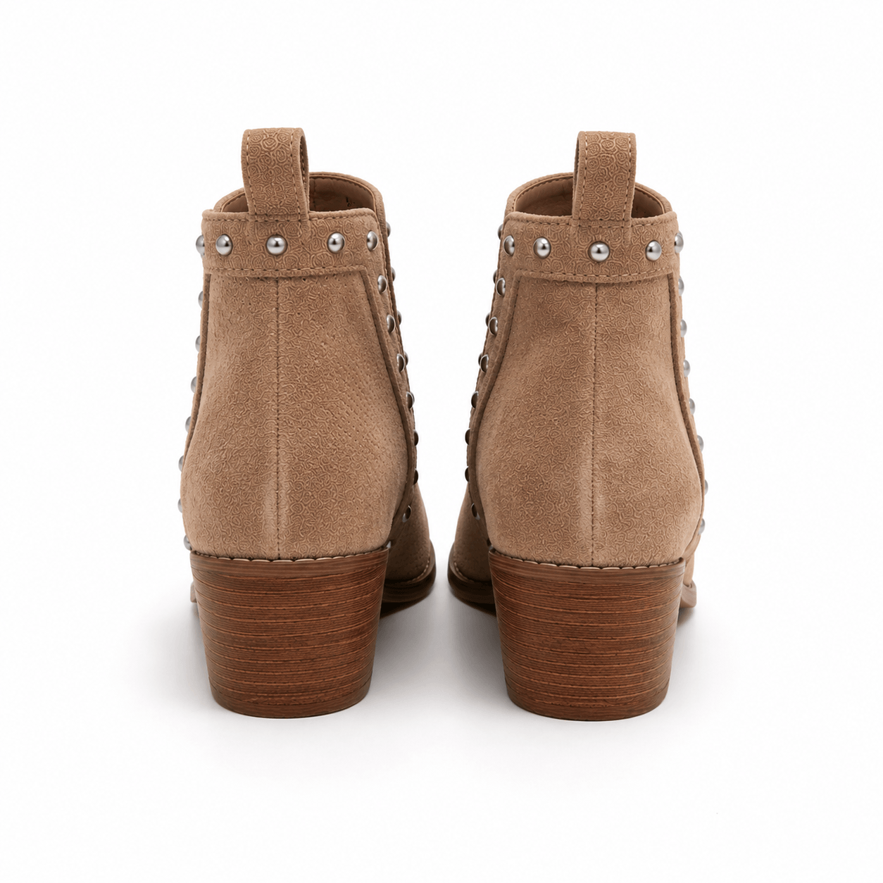 Elora Boots Beige – Detailansicht Absatz Nieten & perforiertes Wildlederimitat | LiBEAU