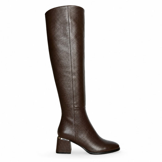 Grace Stiefel – LiBEAU Damen Overknee Stiefel Dunkelbraun Leder, schlanker 5 cm Blockabsatz mit Metalldetail, Seitenansicht | LiBEAU
