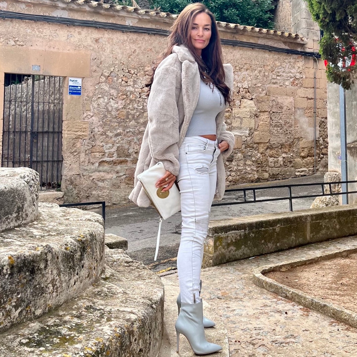 Gristal Stiefeletten – LiBEAU Damen trägt graue Leder Ankle Boots mit 10 cm Absatz, moderner selbstbewusster Editorial Look | LiBEAU
