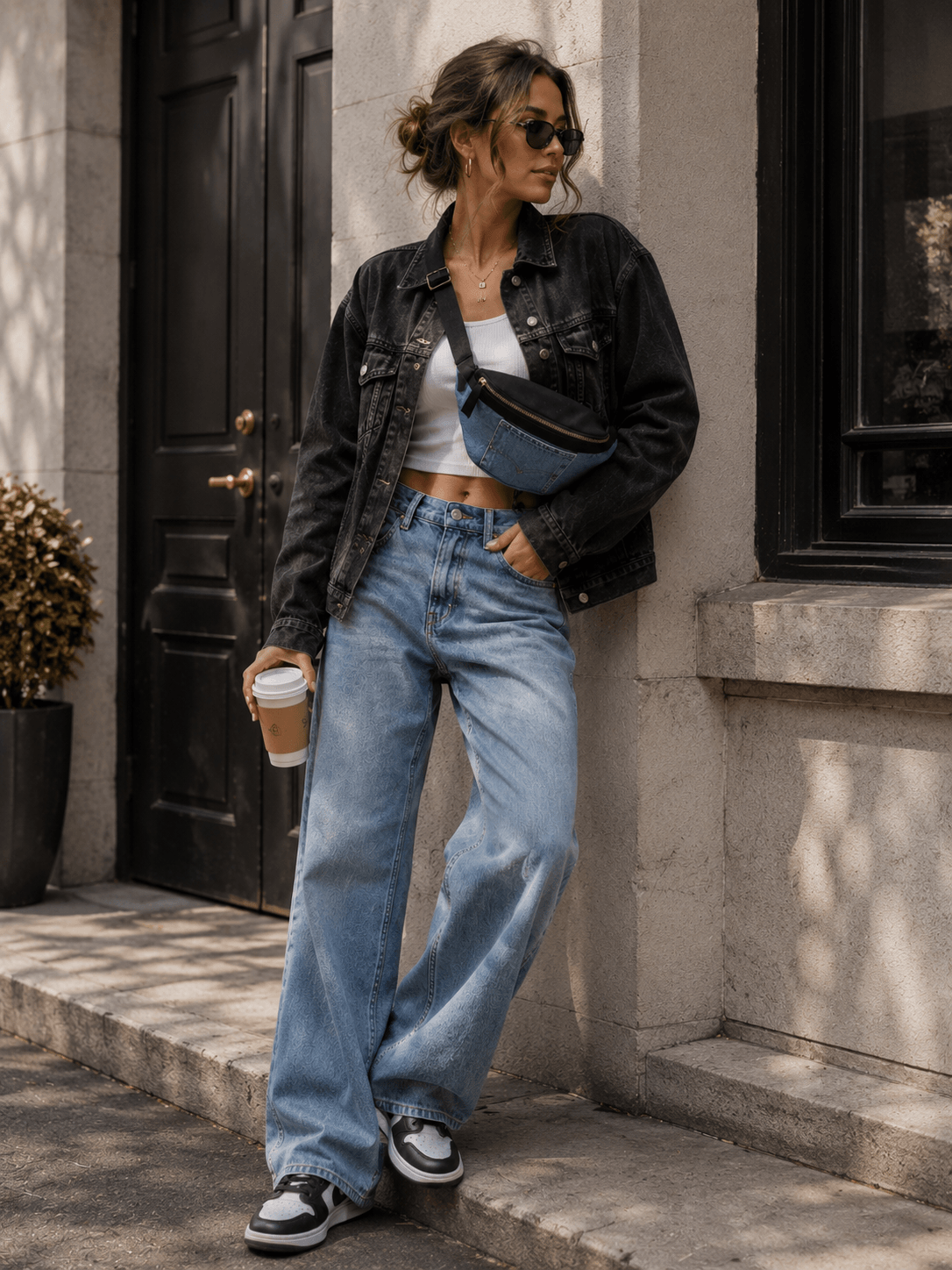 Gürteltasche Denim Schwarz – Frau trägt schwarze Denim-Gürteltasche als Crossbody zur schwarzen Jeansjacke im lässigen Streetstyle | LiBEAU
