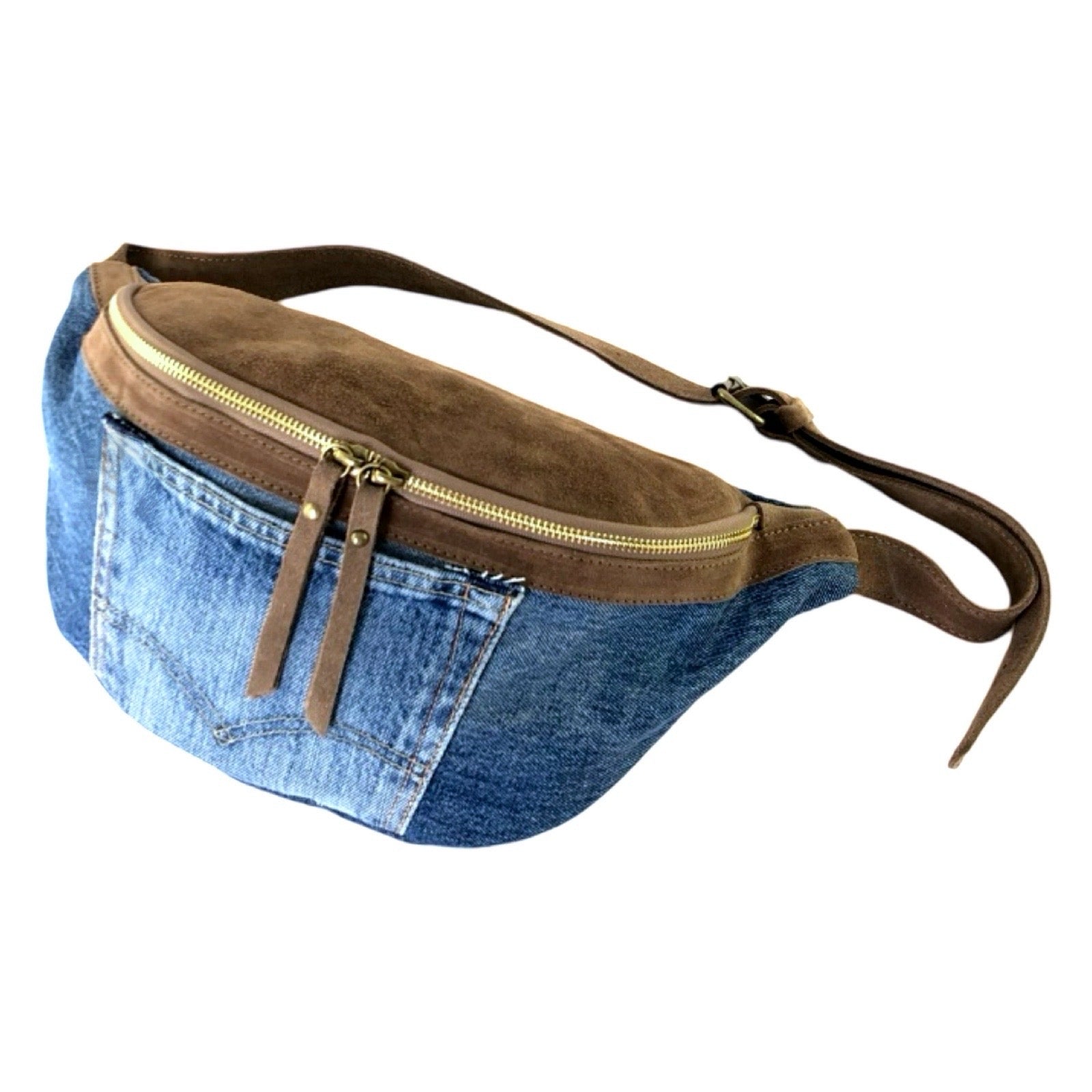 Gürteltasche Denim Braun – Damen Bauchtasche aus Denim und Leder mit Goldreißverschluss und braunem Schulterriemen, Schrägansicht | LiBEAU
